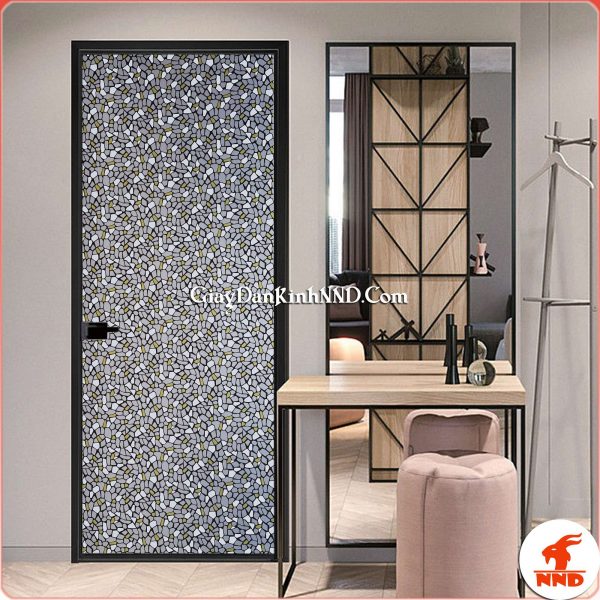Đây là hình ảnh mã A03 – Mẫu giấy dán kính giả đá của công ty chúng tôi. Mẫu giả đá đang được rất nhiều cá nhân, gia đình lựa chọn, đặc biệt là các bạn trẻ hiện đại hiện nay - những người luôn đi đầu với xu hướng phá cách tân tiến. Cũng là một kiểu mẫu có khả năng chắn sáng, che tầm nhìn gần như tuyệt đối. Mẫu decal hoa văn dán kính mã A03 có họa tiết giả đá tạo điểm phá cách nhấn nhá cho căn nhà của bạn