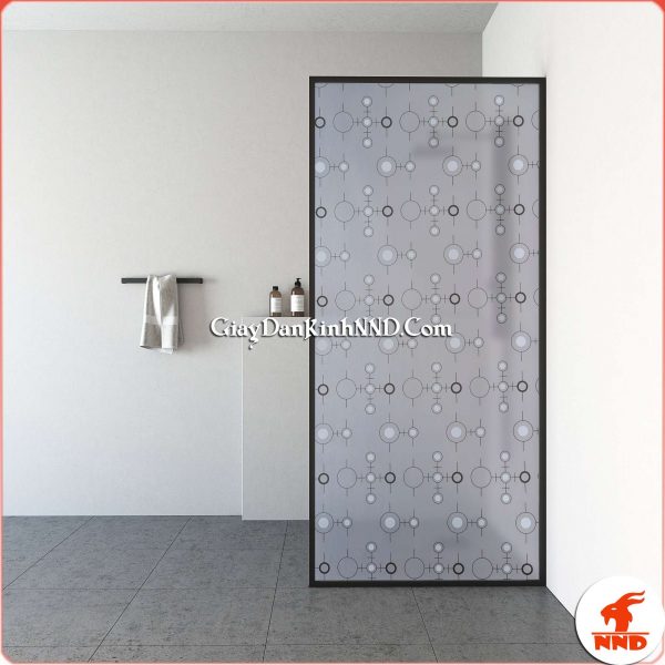 Giấy dán kính trang trí hoa văn mã A04 có kiểu hoa văn mang phong cách đơn giản với các họa tiết kẻ đan và trong liên kết trên nền giấy trắng mờ. Đây là kiểu mẫu mang hơi hướng hiện đại, đẹp mà tinh tế.