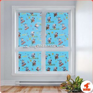 mẫu giấy dán kính mã A05 là mẫu giấy ngộ nghĩnh thích hợp dán cho phòng trẻ em với hình chú gấn đang vui chơi đá bóng