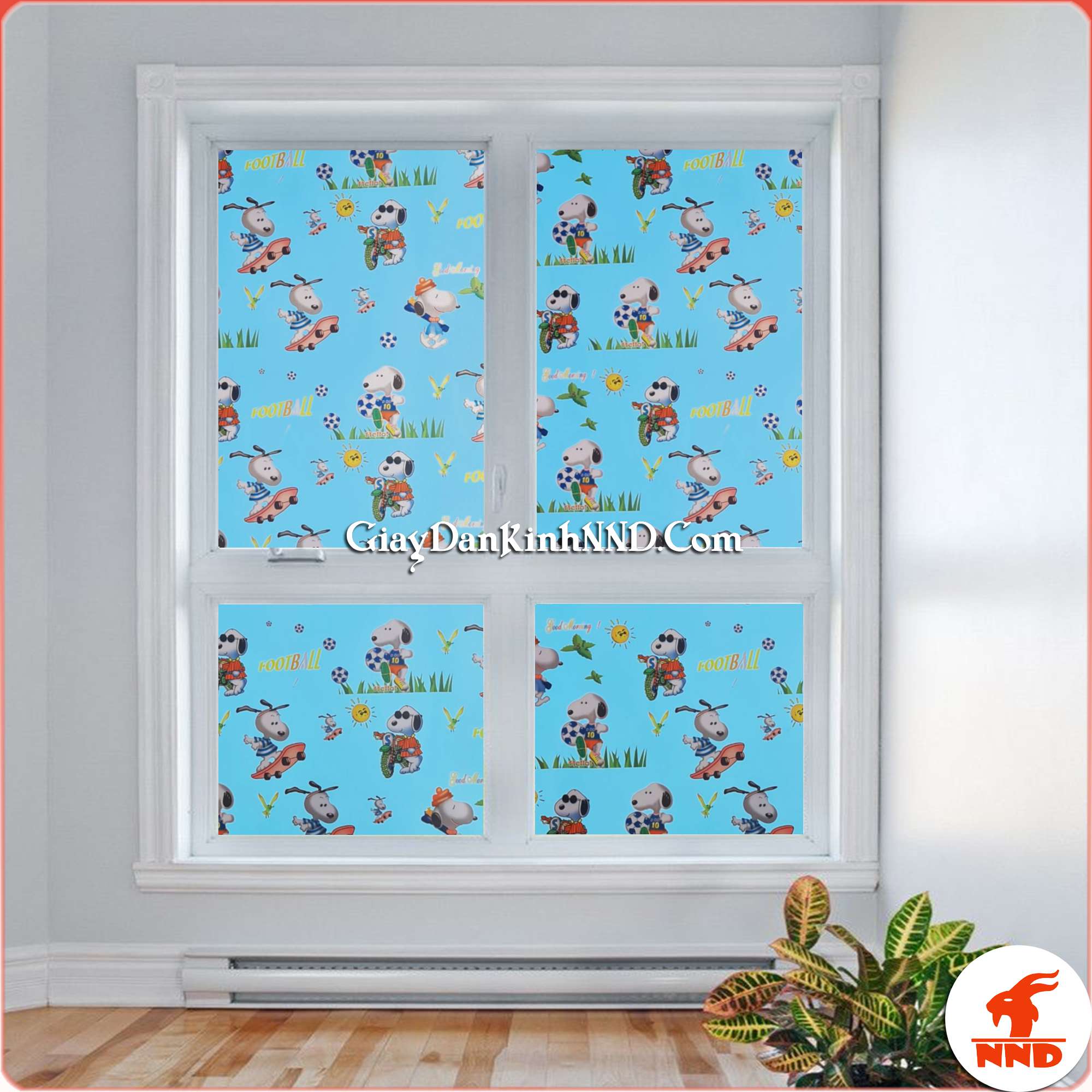 mẫu giấy dán kính mã A05 là mẫu giấy ngộ nghĩnh thích hợp dán cho phòng trẻ em với hình chú gấn đang vui chơi đá bóng