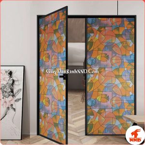 Kính trắng cửa ra vào giúp tạo sự thông thoáng cho không gian nhà, tuy nhiên nếu vì lý do nào đó bạn muốn che đi để tạo sự riêng tư. GIải pháp lúc này có rất nhiều trong đó phải kể đến dán kính hoa văn trang trí này.