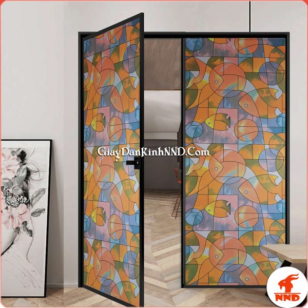 Kính trắng cửa ra vào giúp tạo sự thông thoáng cho không gian nhà, tuy nhiên nếu vì lý do nào đó bạn muốn che đi để tạo sự riêng tư. GIải pháp lúc này có rất nhiều trong đó phải kể đến dán kính hoa văn trang trí này.