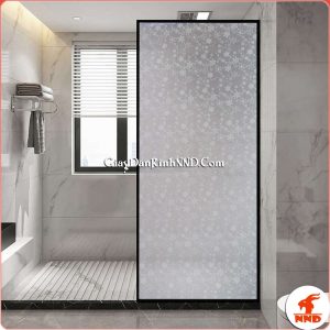 Hầu hết kính phòng tắm hiện đại ngày nay đều sử dụng kính trắng trong, những lợi ích của chúng thì khỏi phải bàn cãi. Tuy nhiên trong 1 số trường hợp kính chúng khiến bạn cảm thấy biết tiện khi sử dụng giải pháp chỉ có một đó là sử dụng giấy dán kính trang trí hoa văn này.