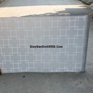 Đây là mẫu giấy dán kính trang trí A26, có họa tiết giống với mẫu A25, nhưng có tông màu trắng, trên nền giấy vân mờ, với sự kết hợp đan xen của các hình ô vuông màu trắng với nhau đã mang đến cho người nhìn cảm giác thoáng mát và dễ chịu
