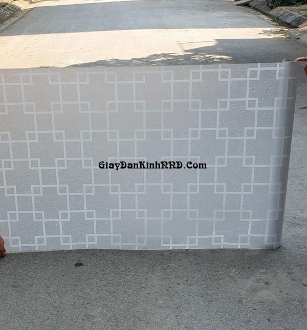 Đây là mẫu giấy dán kính trang trí A26, có họa tiết giống với mẫu A25, nhưng có tông màu trắng, trên nền giấy vân mờ, với sự kết hợp đan xen của các hình ô vuông màu trắng với nhau đã mang đến cho người nhìn cảm giác thoáng mát và dễ chịu
