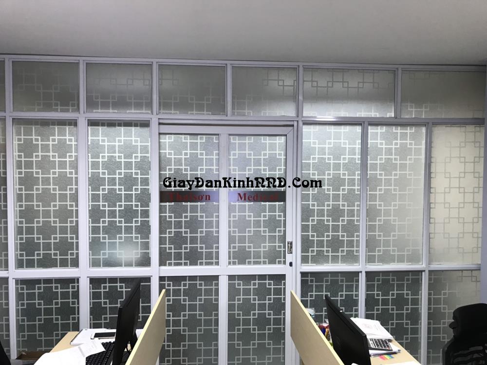 Đây là mẫu giấy dán kính trang trí A26, có họa tiết giống với mẫu A25, nhưng có tông màu trắng, trên nền giấy vân mờ, với sự kết hợp đan xen của các hình ô vuông màu trắng với nhau đã mang đến cho người nhìn cảm giác thoáng mát và dễ chịu