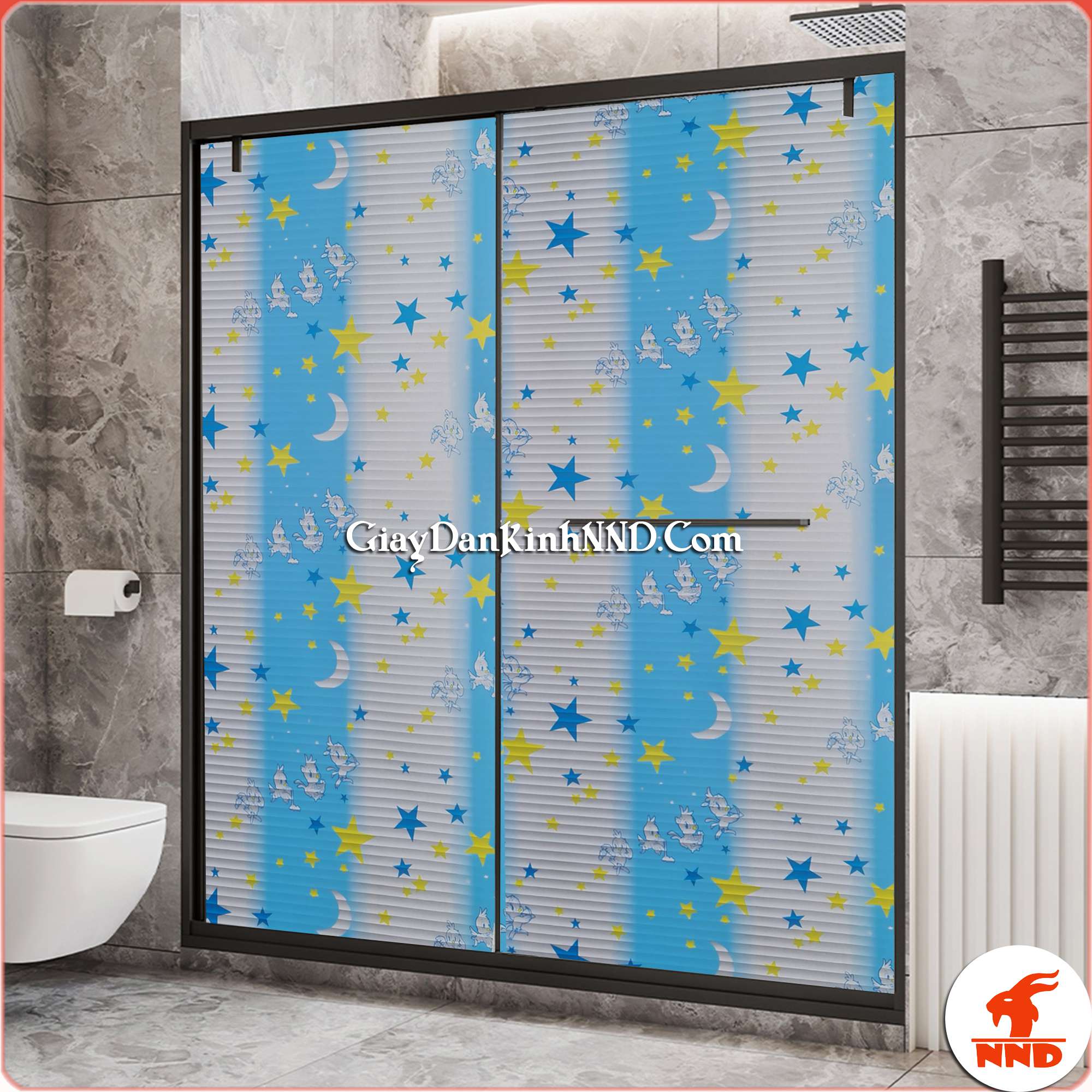 DÁn kính cửa sổ cho phòng bé yêu bằng mẫu dán kính hoa văn trang trí hình ngôi sao. Giấy dán kính trang trí mã A27, là một trong những mẫu giấy có họa tiết nổi bật và bắt mắt, khắc họa bằng hình ảnh ngộ nghĩnh của 4 chú gà con xếp thành một hàng, tô điểm thêm xung quanh là hình ngôi sao vàng, ngôi sao xanh, mặt trăng, tất cả sự kết hợp ấy đã tạo lên một mẫu giấy dán trang trí cửa kính hài hòa.