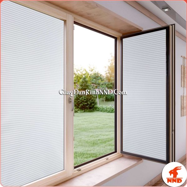 Thiết kế độc đáo và ứng dụng tốt trong việc che phủ tầm nhìn ra bên ngoài cũng như vào trong nhà, mẫu giấy dán kính A31 đang được rất nhiều trong dán kính văn phòng và dán kính cho các cá nhân, hộ gia đình lựa chọn dán cửa kính trang trí tại nhà mình, phù hợp rất nhiều các không gian khác nhau
