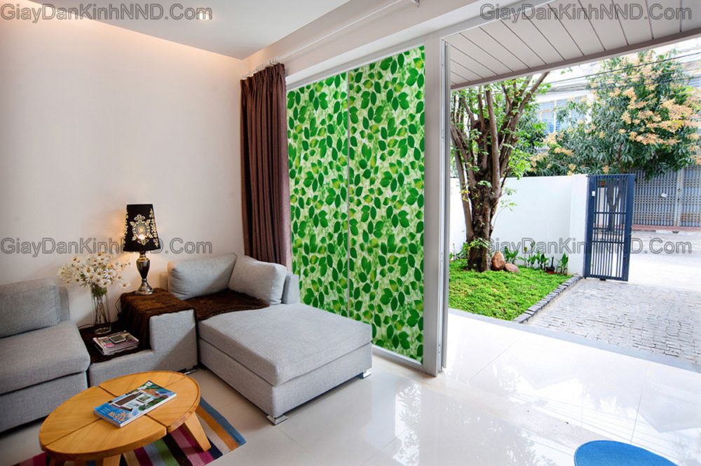 dán kính trang trí phòng khách bằng mẫu decal hoa văn trang trí hình lá cây xanh