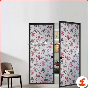 Giấy dán kính trang trí mã A43 là sự kết hợp giữa 2 tông màu đỏ và đen vô cùng hút ánh nhìn tạo nét đột phá rất lớn. Kiểu mẫu decal này có độ phổ biến cao thích hợp dán cho rất nhiều các vị trí khác nhau từ nhà ở đến hàng quán, từ phòng khách cho đến phòng ngủ thậm trí phòng tắm
