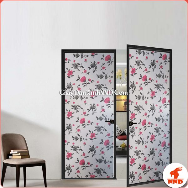 Giấy dán kính trang trí mã A43 là sự kết hợp giữa 2 tông màu đỏ và đen vô cùng hút ánh nhìn tạo nét đột phá rất lớn. Kiểu mẫu decal này có độ phổ biến cao thích hợp dán cho rất nhiều các vị trí khác nhau từ nhà ở đến hàng quán, từ phòng khách cho đến phòng ngủ thậm trí phòng tắm