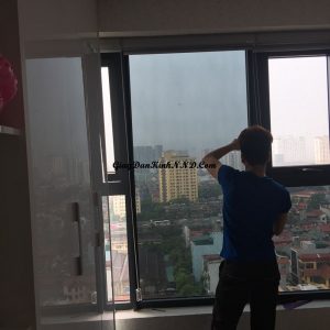 Giấy dán kính của bạn đã dán được nhiều năm hay chẳng may mua phải giấy dán kính kém chất lượng dẫn đến việc giấy bị phồng, rộp, bong mép
