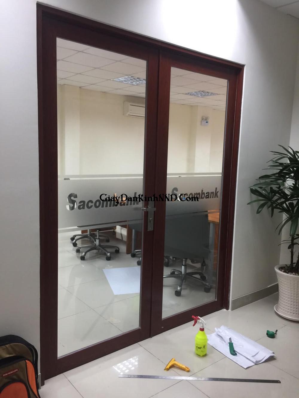 Cắt chữ decal quảng cáo dán kính cửa ra vào cho văn phòng công ty.