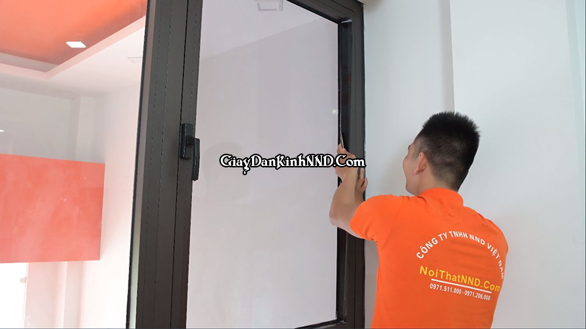 Các bạn chủ ý làm thật chậm, nhớ cẩn thận kẻo cắt vào tay đó nhé.