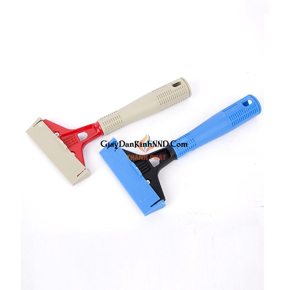 Dao cạo kính là vật liệu gần như bắt buộc phải có khi vệ sinh kính nói chung và tẩy keo dán kính nói riêng