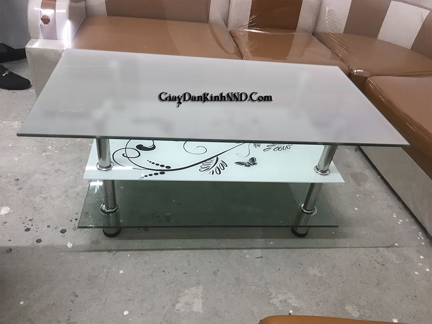Dán bàn kính bằng decal mờ chỉ có tác dụng che mờ. Thích hợp với những bàn kính theo phong cách hiện đại.