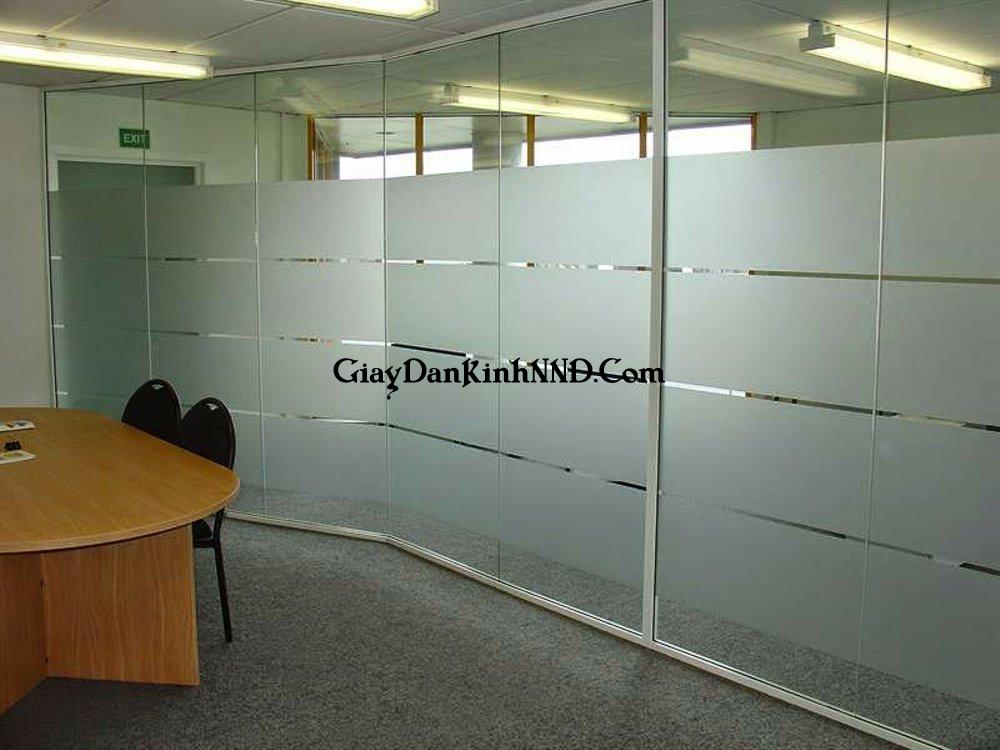 Mẫu giấy dán kính mờ số 6 là kiểu dán kính mờ kẻ chỉ được sử dụng rất rộng rãi cho văn phòng với mục đích chính để dán che tầm nhìn.
