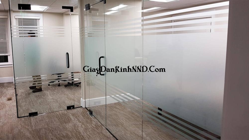 Đây là kiểu dán mờ khổ 1.2m kết hợp với một vài đường kẻ chỉ trên dưới tạo điểm nhấn vô cùng ấn tượng. Đây là kiểu mẫu đơn giản nhưng tính thẩm mỹ rất cao.