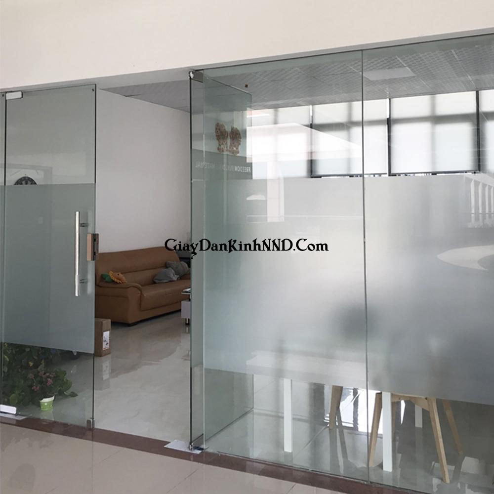 Dán decal mờ trơn lửng vách văn phòng.