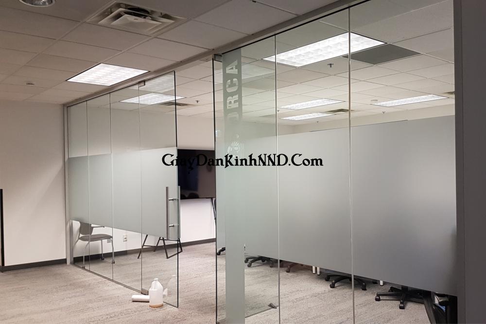 Khi dán decal mờ, nó sẽ giúp hạn chế tầm nhìn của con người từ 2 chiều.