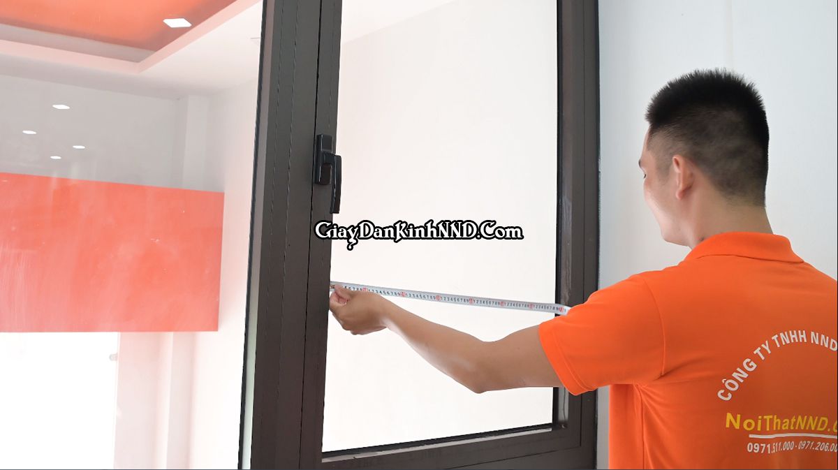 Ở bước đo cắt này các bạn cần chú ý phải cắt phim thừa so với kính khoảng 5cm mỗi đầu.