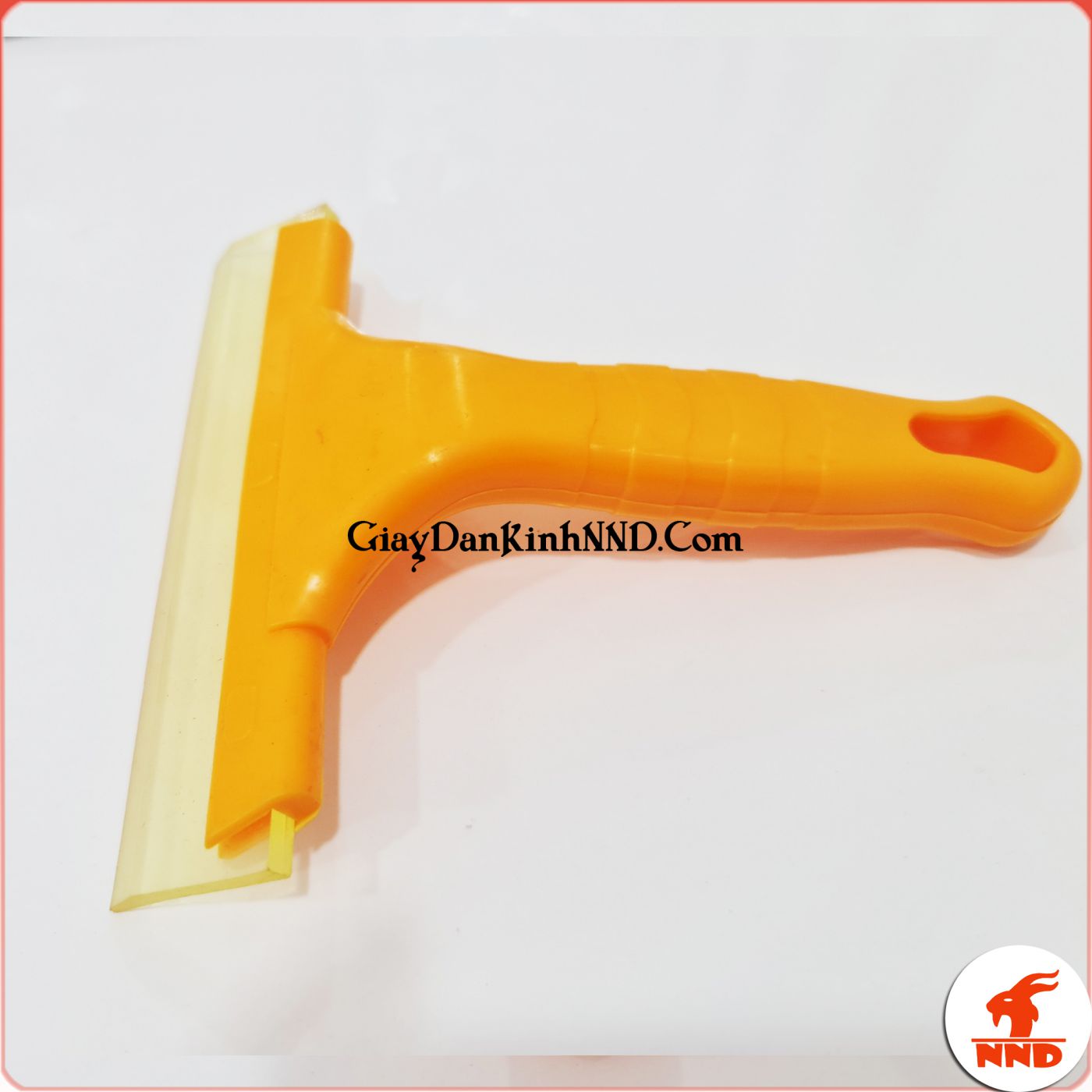 Gạt dán kính là dụng cụ phụ trợ không thể thiếu. Khi thi công phim cách nhiệt, decal dán kính.