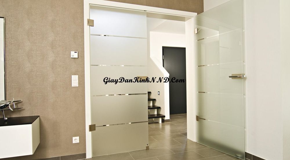 Dán kính cửa ra vào kết hợp kẻ chỉ cho cửa ra vào