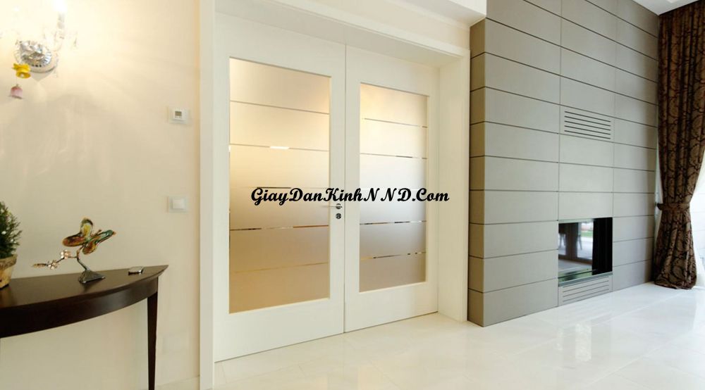 Cửa ra vào phòng khách sử dụng decal mờ cắt lai vừa che tầm nhìn tốt lại không quá đơn điêu mang lại không gian thêm phần trang nhã.