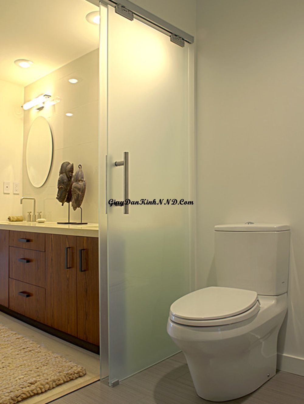 Vách kính sử dụng decal mờ trơn mang lại vẻ đẹp tinh tế và hiện đại không kém phần sang trọng.