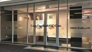 Giấy decal mờ còn được biển thể thành cắt chữ, cắt logo tuy nhiên giá dịch vụ này cao và khác nhiều so với giá dán kính thông thường