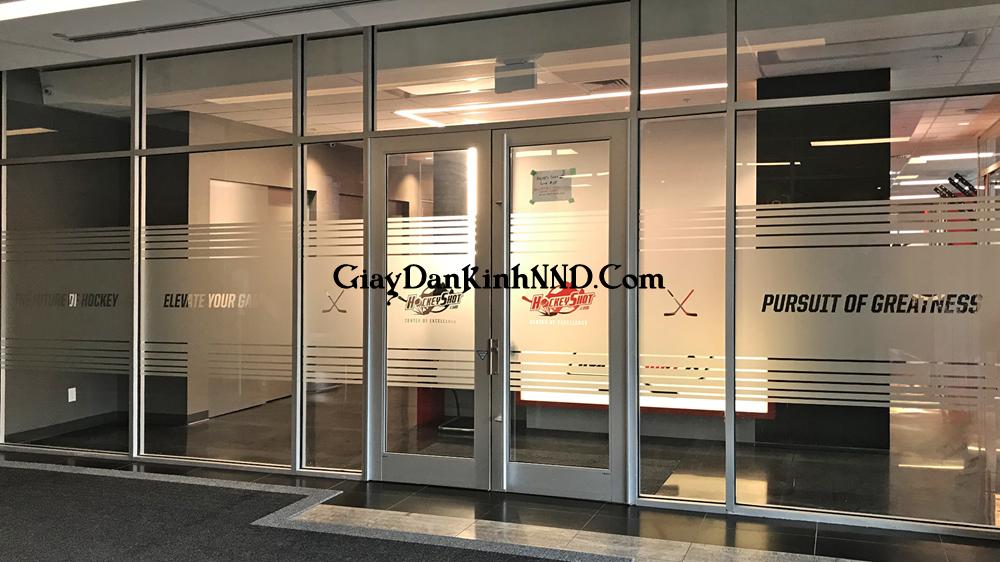 Giá in cắt logo thường khá cao nếu so với m2 dán. Vì thực tế giá loại này là dịch vụ. Chi phí vật tư không nhiều nhưng nhân công thiết kế và thợ rất cao.