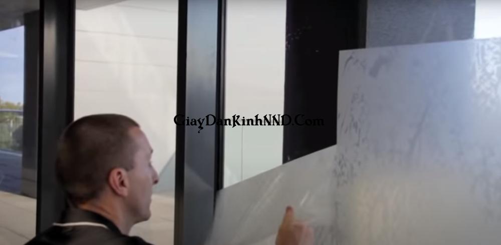Cắt nhỏ decal trước khi bóc giúp diện tích tải lực giảm và việc bóc giấy dán kính nhẹ nhàng hơn