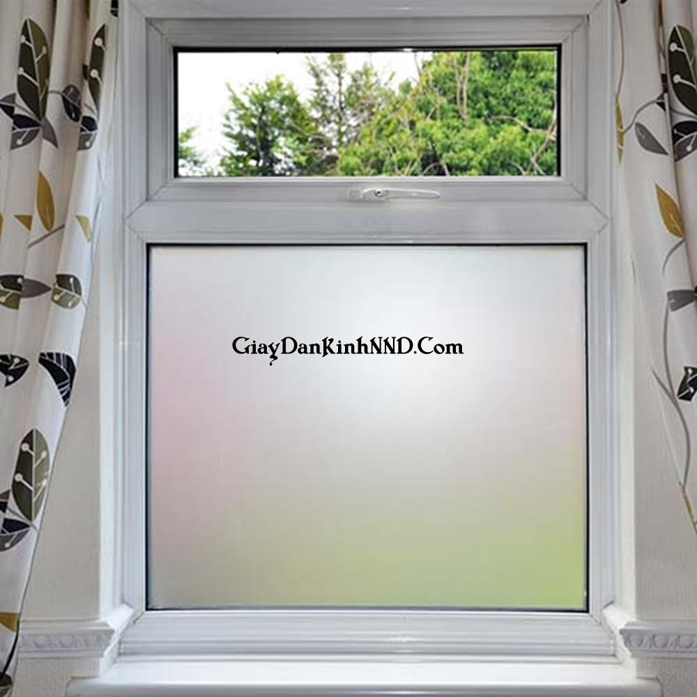 Nếu bạn thích sự đơn giản và tinh tế thì có thể dán decal mờ trơn cho cửa sổ.