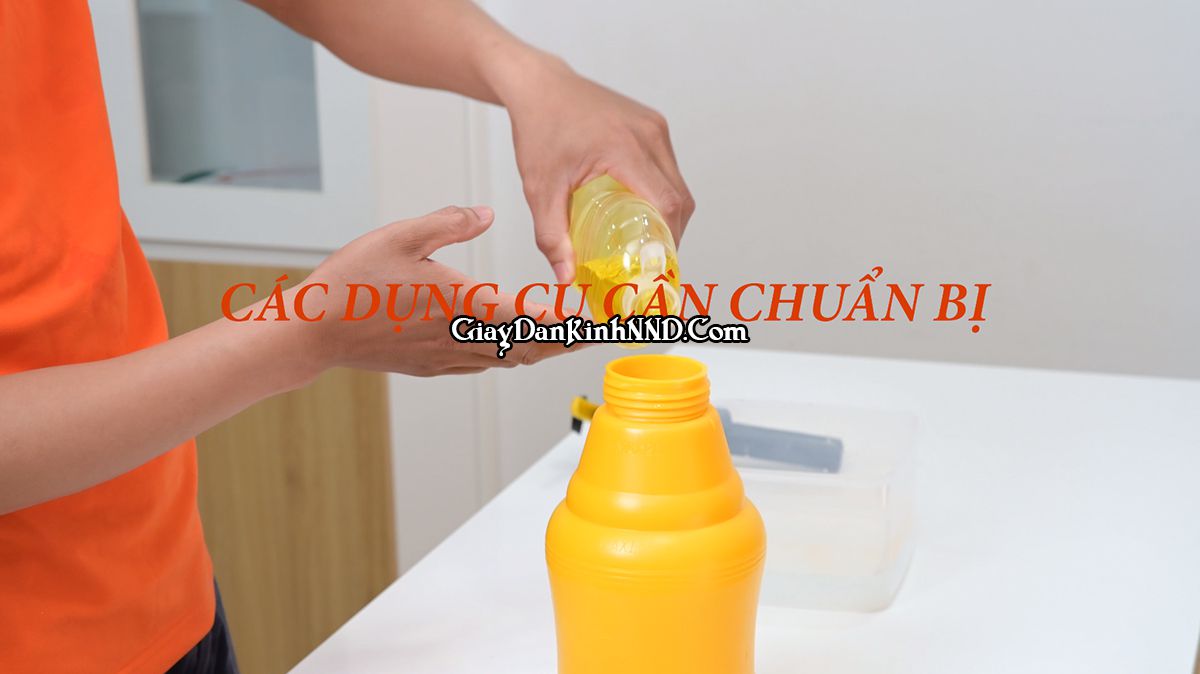 Pha nước rửa bát với nước làm dung dịch để dán kính.