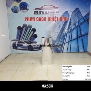 Giấy dán kính phản quang mã phản phẩm P3 là mẫu phim có khả năng cách nhiệt tốt nhất trong cách dòng phim dán cho nhà kính với tổng cản nhiệt lên đên 81%. Tuy nhiên mã phim này lại không được sử dụng nhiều cho các công trình nhà dân vi chúng có 2 mặt cháng gương nên khi dán lên tính thẩm mỹ sẽ không cao.