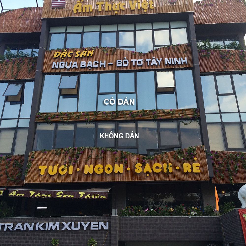 Ảnh thực tế dán từ ngoài nhìn vào của mã phim phản quang - Khi dán lên giúp bên ngoài không nhìn được vào bên trong nhờ lớp phủ bạc phản quang.