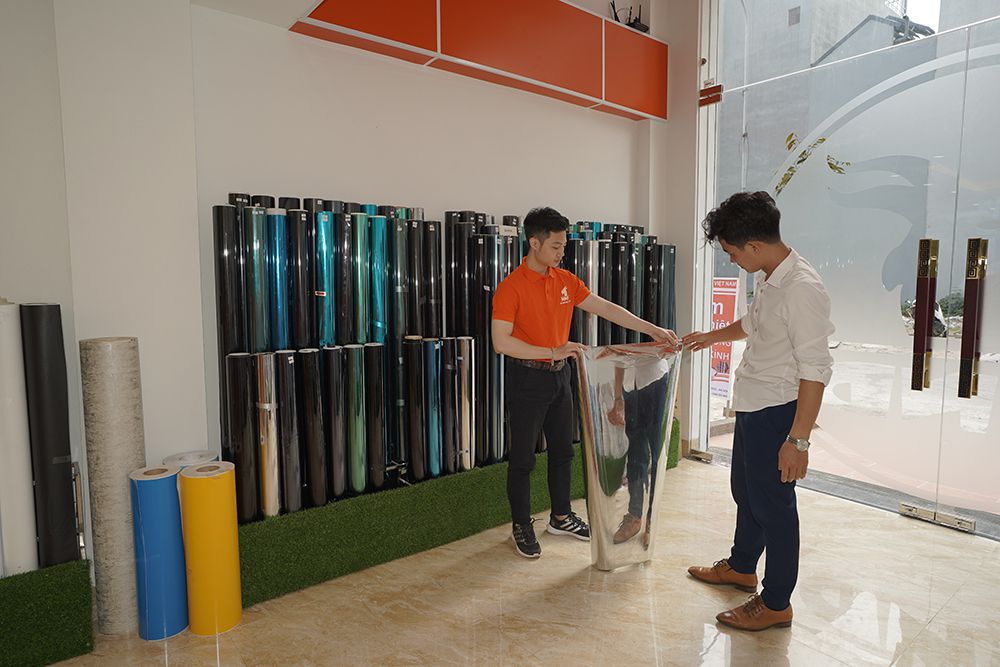Lớp phim dán lên kính với nhiều lớp tán xạ phản quang giúp ngăn chặn và làm chậm quá trình trao đổi nhiệt với môi trường, quá trình mất nhiệt diễn ra rất chậm
