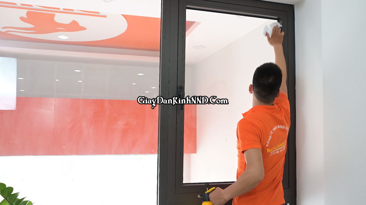 Các bạn cần chú ý việc vệ sinh kính này sẽ ảnh hưởng rất lớn đến thẩm mỹ và độ bền của tấm phim sau khi dán