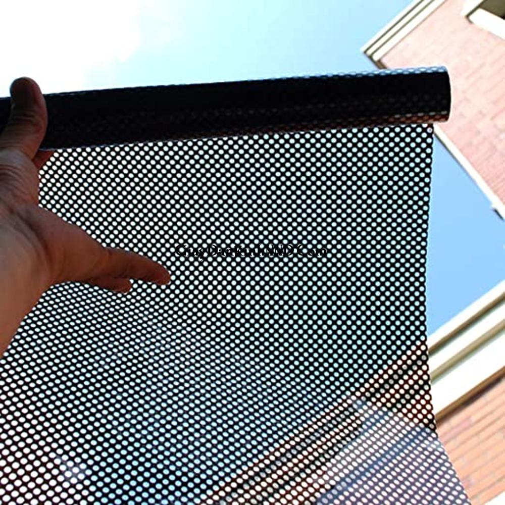 Decal lưới cũng tương tự như các loại decal dán kính thông thường với 1 mặt phủ keo sẵn chỉ việc bóc ra và dán lên kính