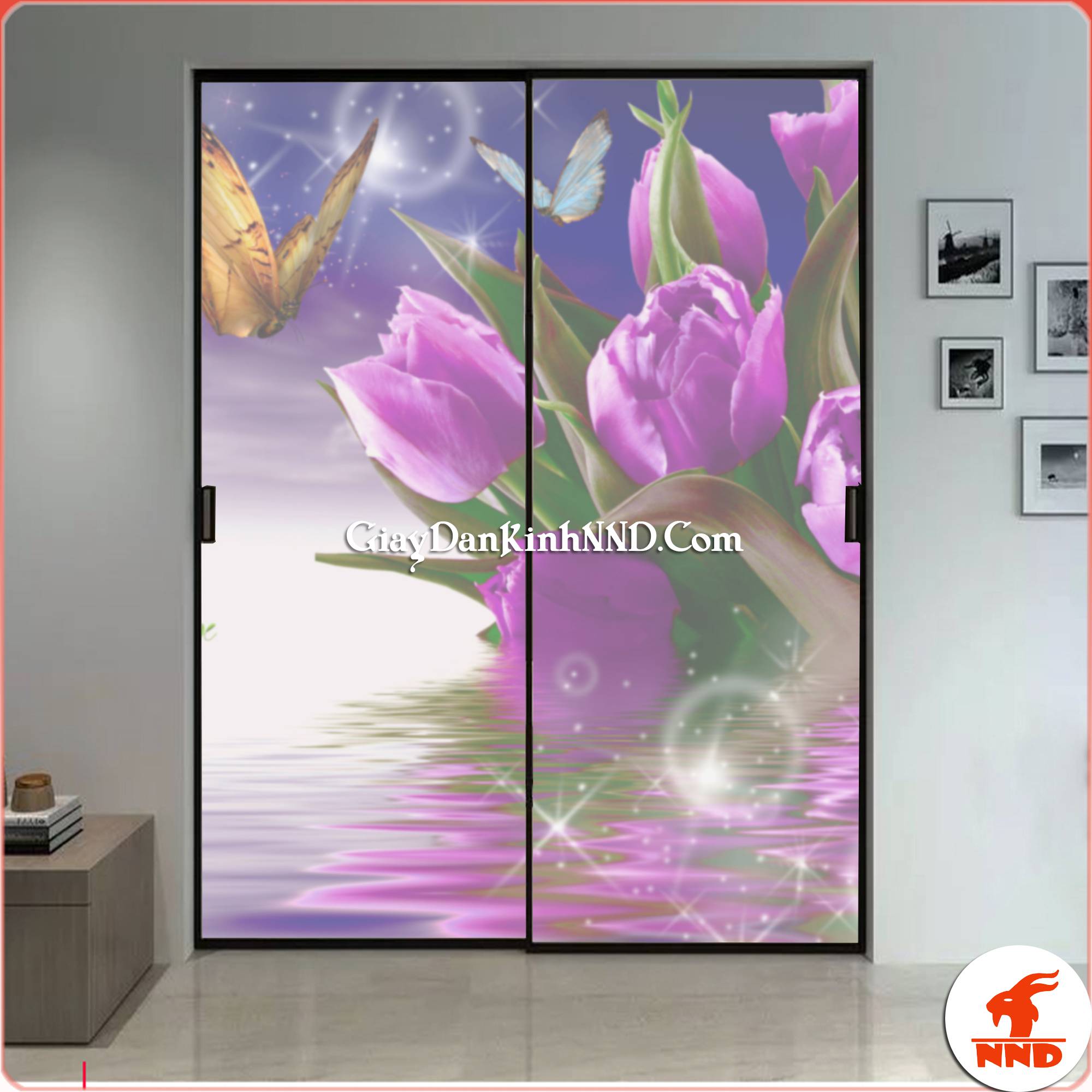 Tranh dán kính 3D là sản phẩm được đặt in theo yêu cầu. Với kích thước, mẫu mã và chất liệu theo yêu cầu của gia chủ. Nên tính tùy biến và thẩm mỹ vượt trội hơn nhiều. Đồng thời giá thành sản phẩm cũng cao hơn.