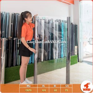CG70 là mẫu phim cách nhiệt màu trong suốt thương hiệu 3M. Nếu bạn đang cần tìm mẫu phim dán kính lái ô tô thuộc phân khúc giá rẻ thì CG70 là gợi ý tốt.
