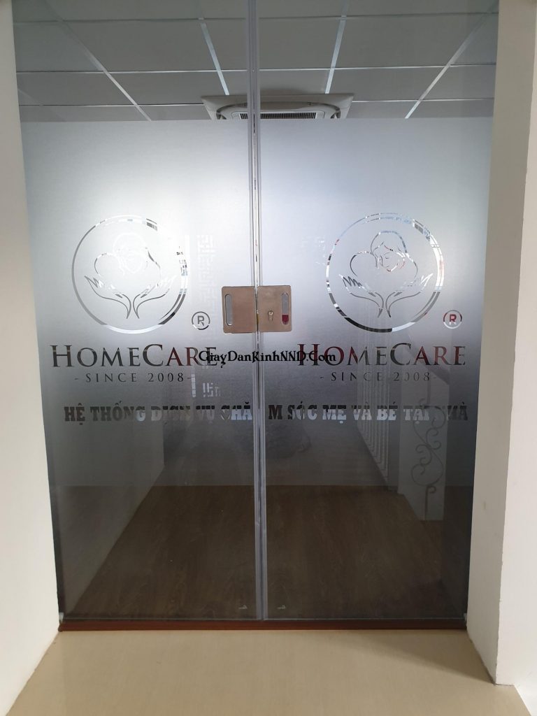 Kết quả thi công thực tế công trình dán kính mờ cắt logo văn phòng Spa Home Care.