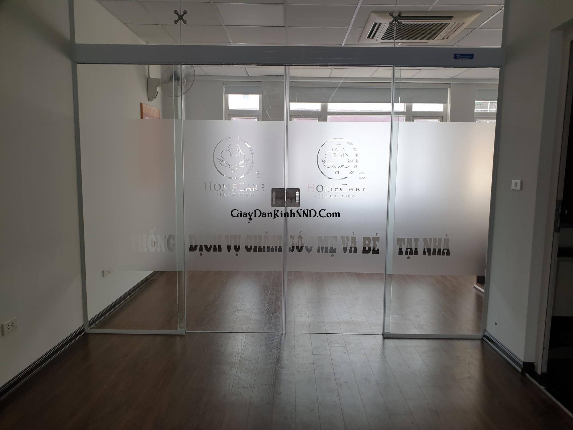 Kết quả thi công thực tế công trình dán kính mờ cắt logo văn phòng Spa Home Care.