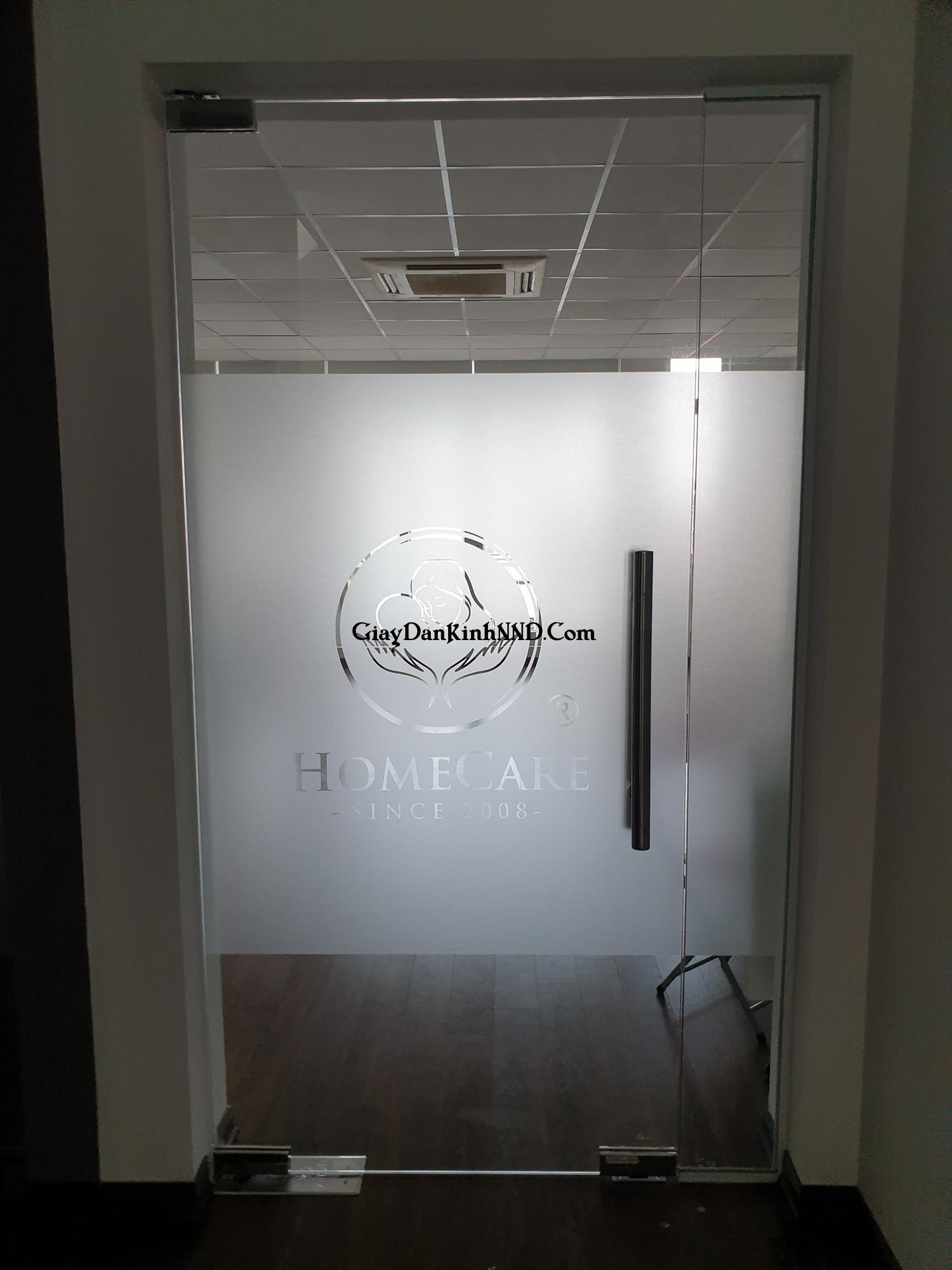 Kết quả thi công thực tế công trình dán kính mờ cắt logo văn phòng Spa Home Care.