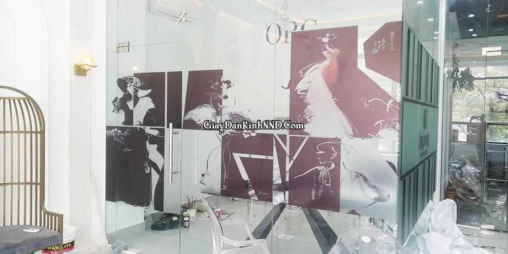 Hình ảnh thi công thực tế công trình in tranh decal mờ.