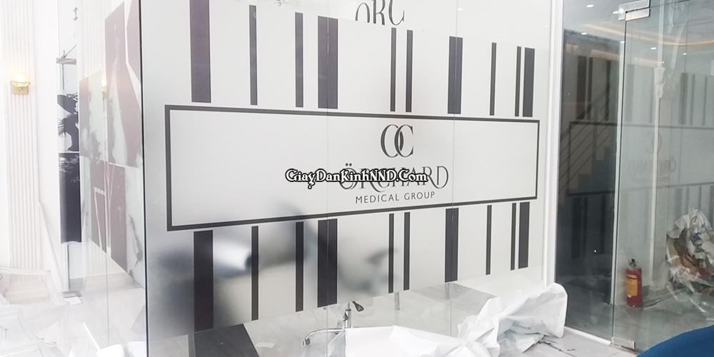 Hình ảnh thi công thực tế công trình in tranh decal mờ.