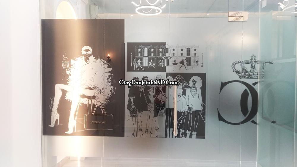 Hình ảnh thi công thực tế công trình in tranh decal mờ.
