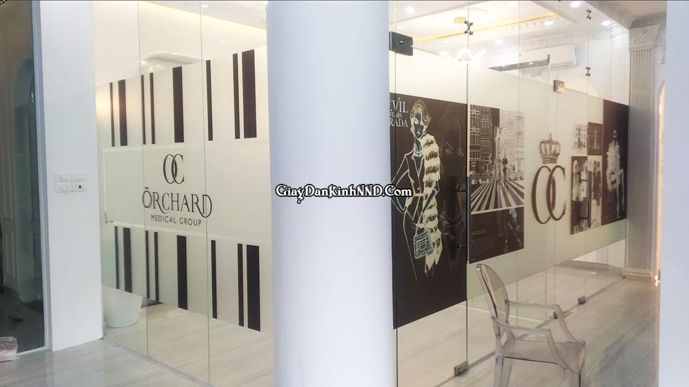 Hình ảnh thi công thực tế công trình in tranh decal mờ.