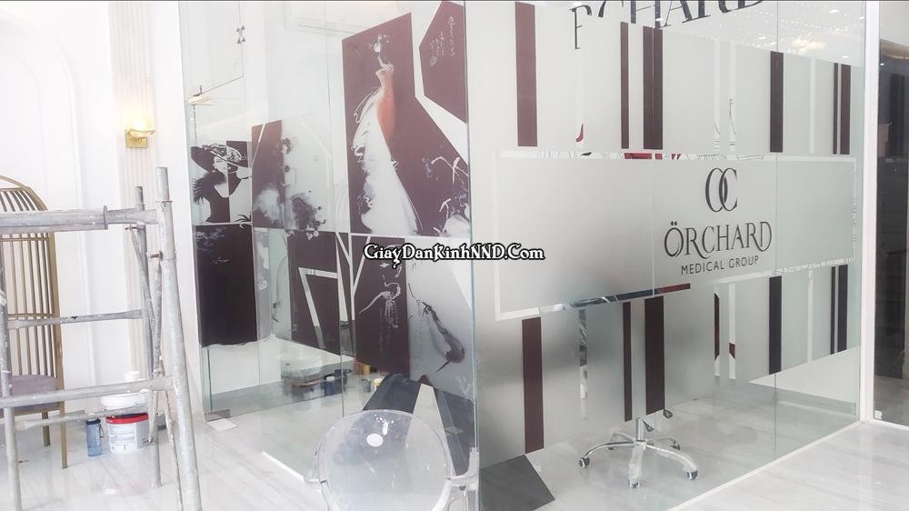 Hình ảnh thi công thực tế công trình in tranh decal mờ.