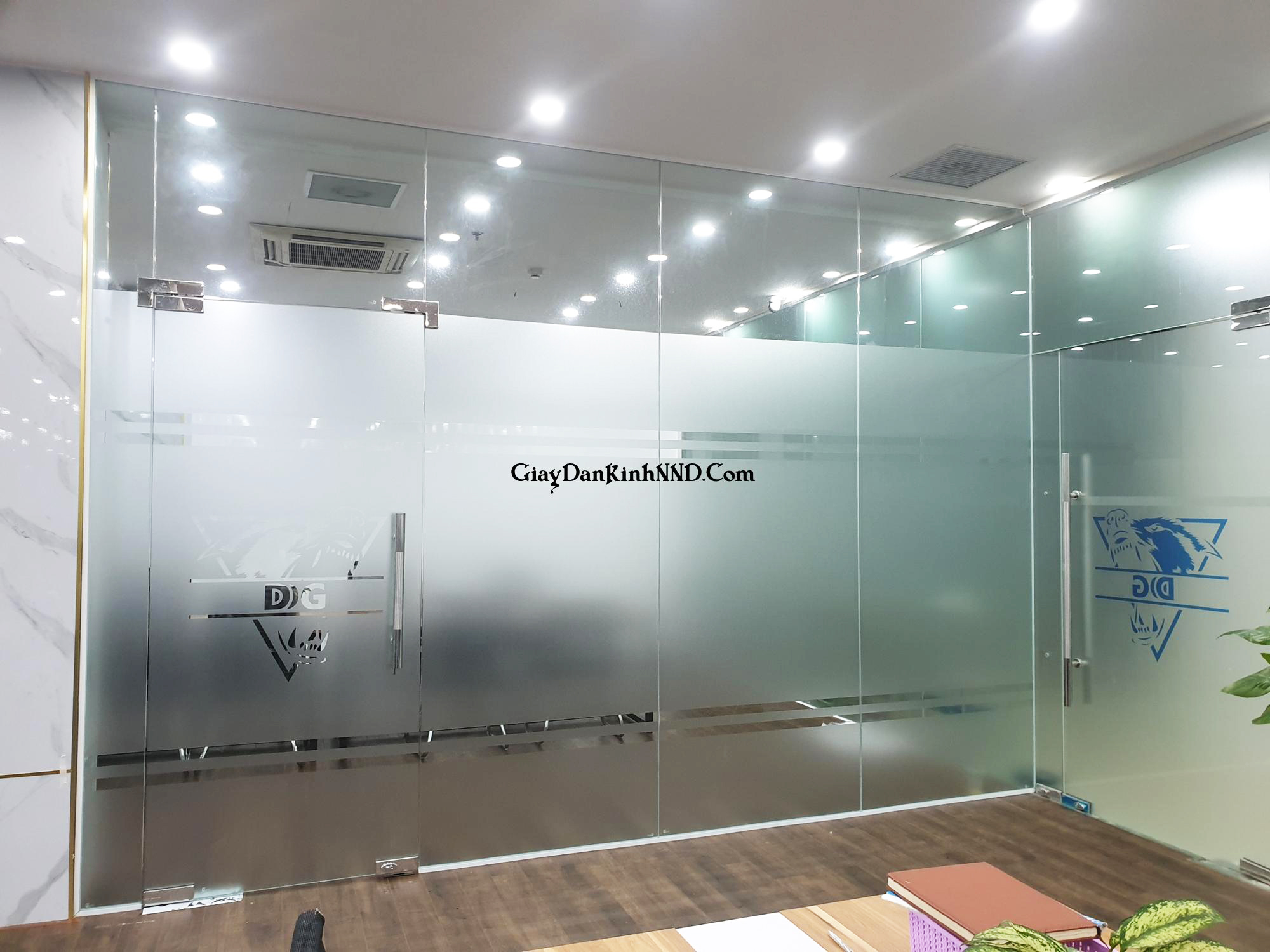 Hình ảnh thi công thực tế công trình logo DG